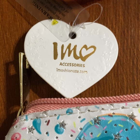 IM❤️Accessories- Sparkly Doughnut Make Up Bag with Keychain - Picture 3 of 7